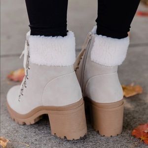 Sherpa laced boots NWT